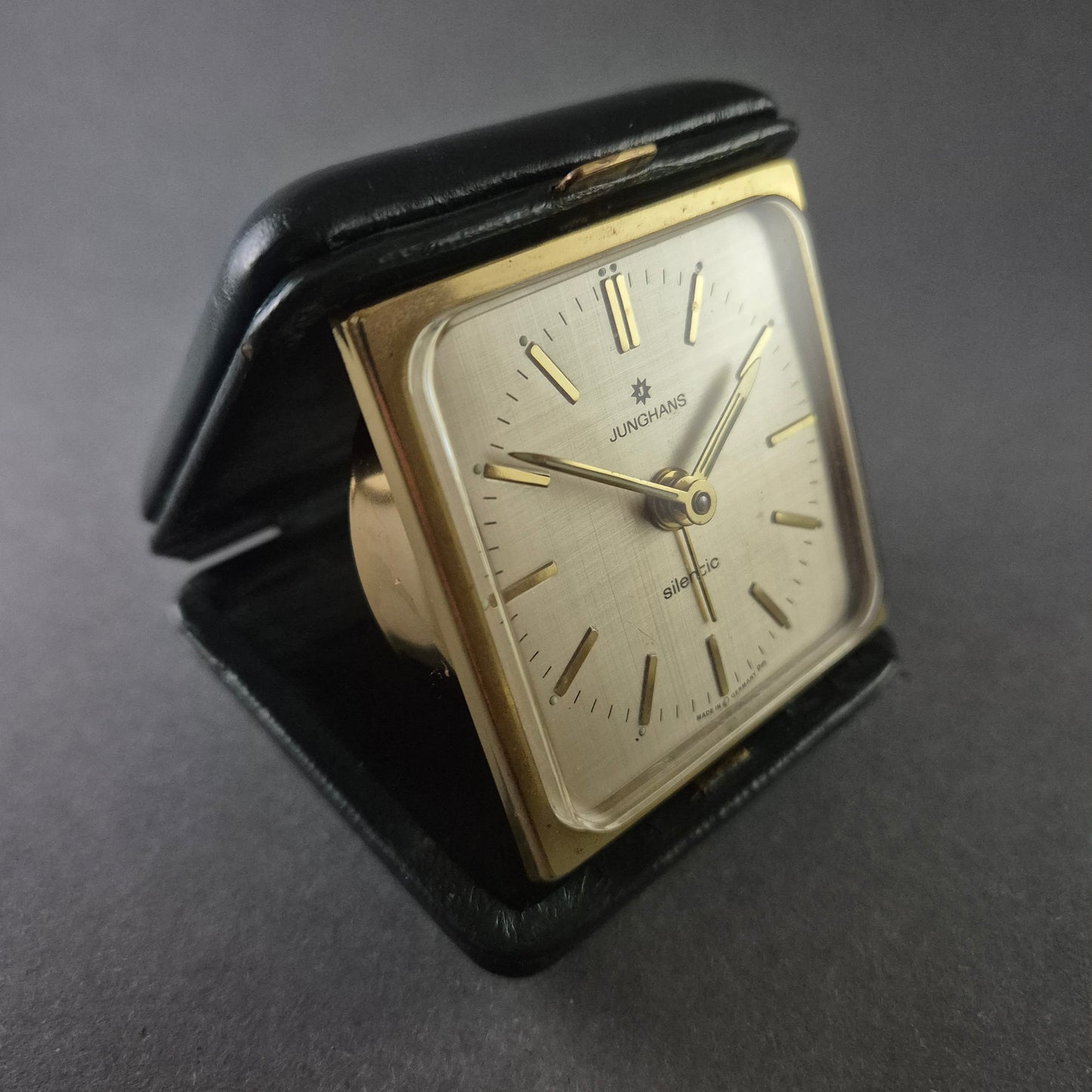 Junghans Silentic Reisewecker – Elegantes Vintage-Design mit Klappmechanismus