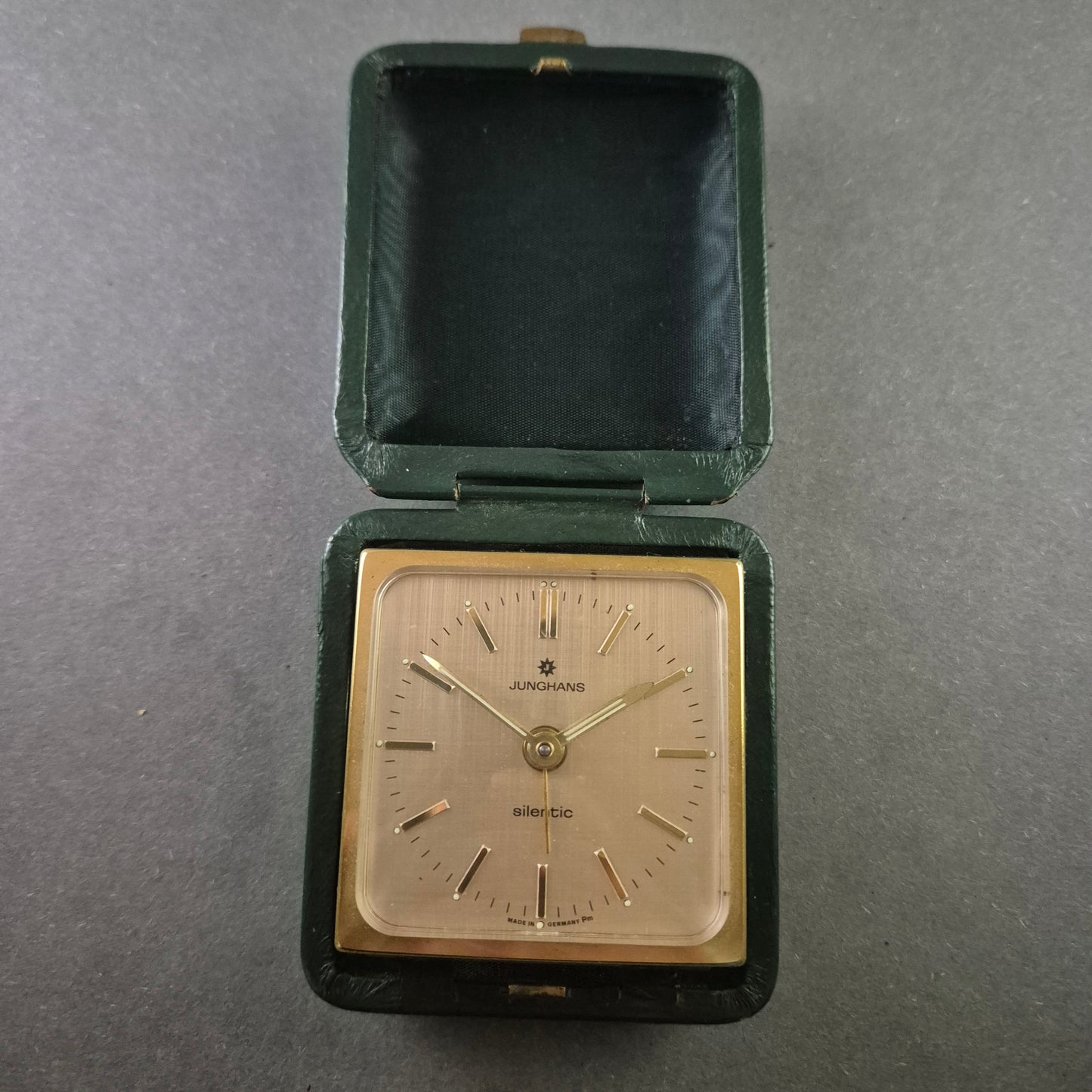 Junghans Silentic Reisewecker – Elegantes Vintage-Design mit Klappmechanismus