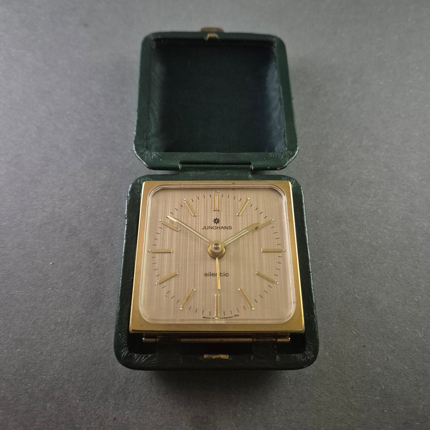 Junghans Silentic Reisewecker – Elegantes Vintage-Design mit Klappmechanismus