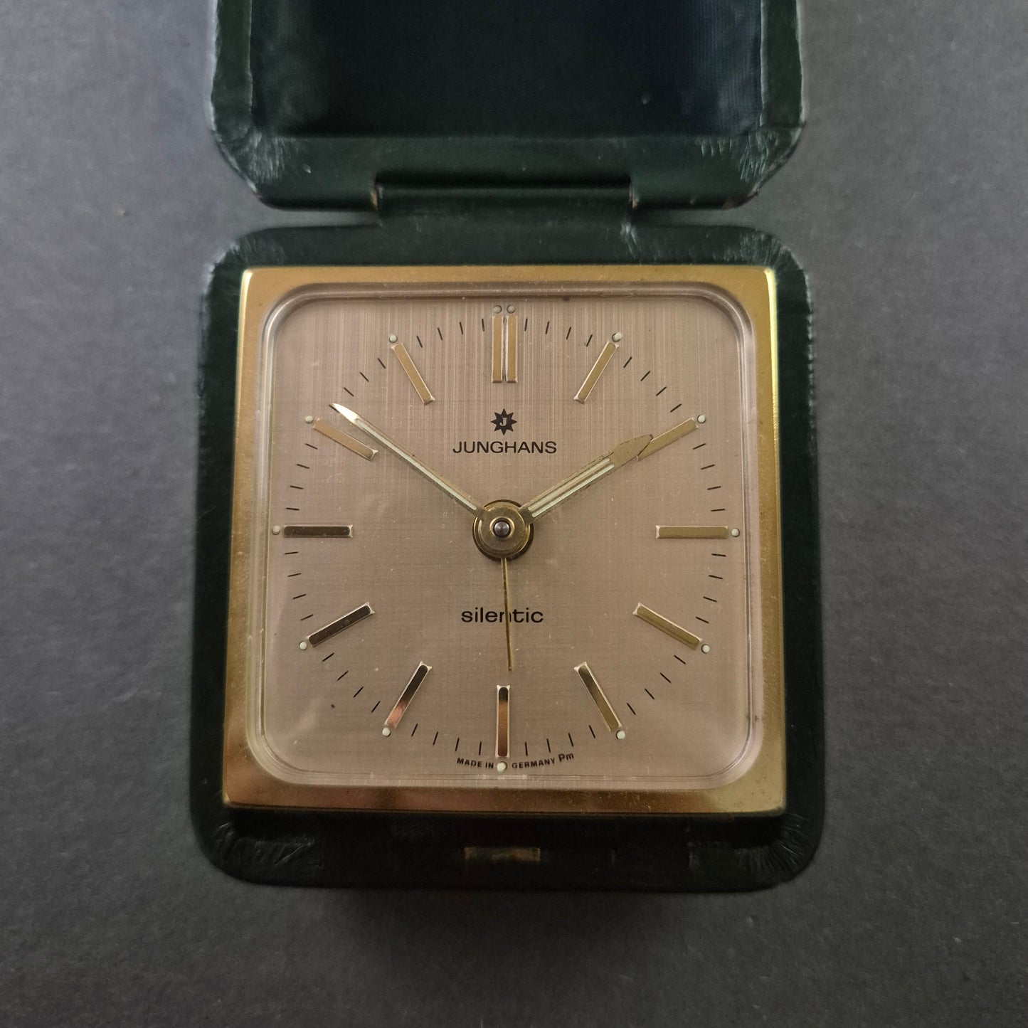 Junghans Silentic Reisewecker – Elegantes Vintage-Design mit Klappmechanismus