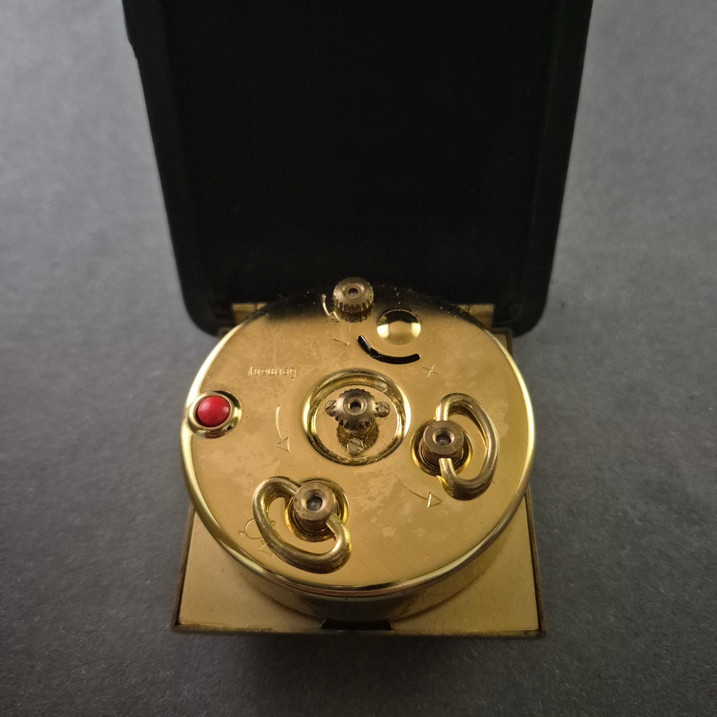 Junghans Silentic Reisewecker – Elegantes Vintage-Design mit Klappmechanismus