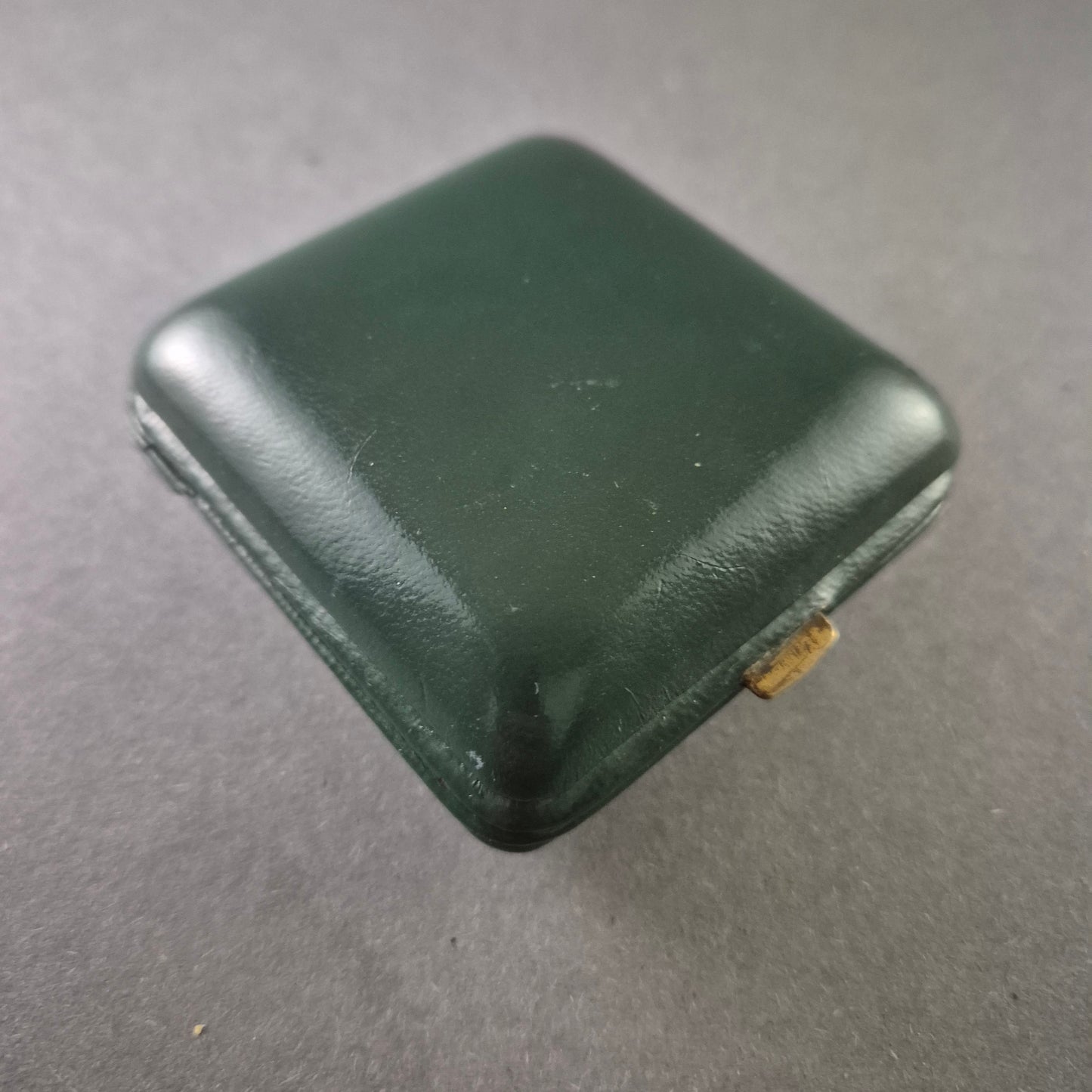 Junghans Silentic Reisewecker – Elegantes Vintage-Design mit Klappmechanismus