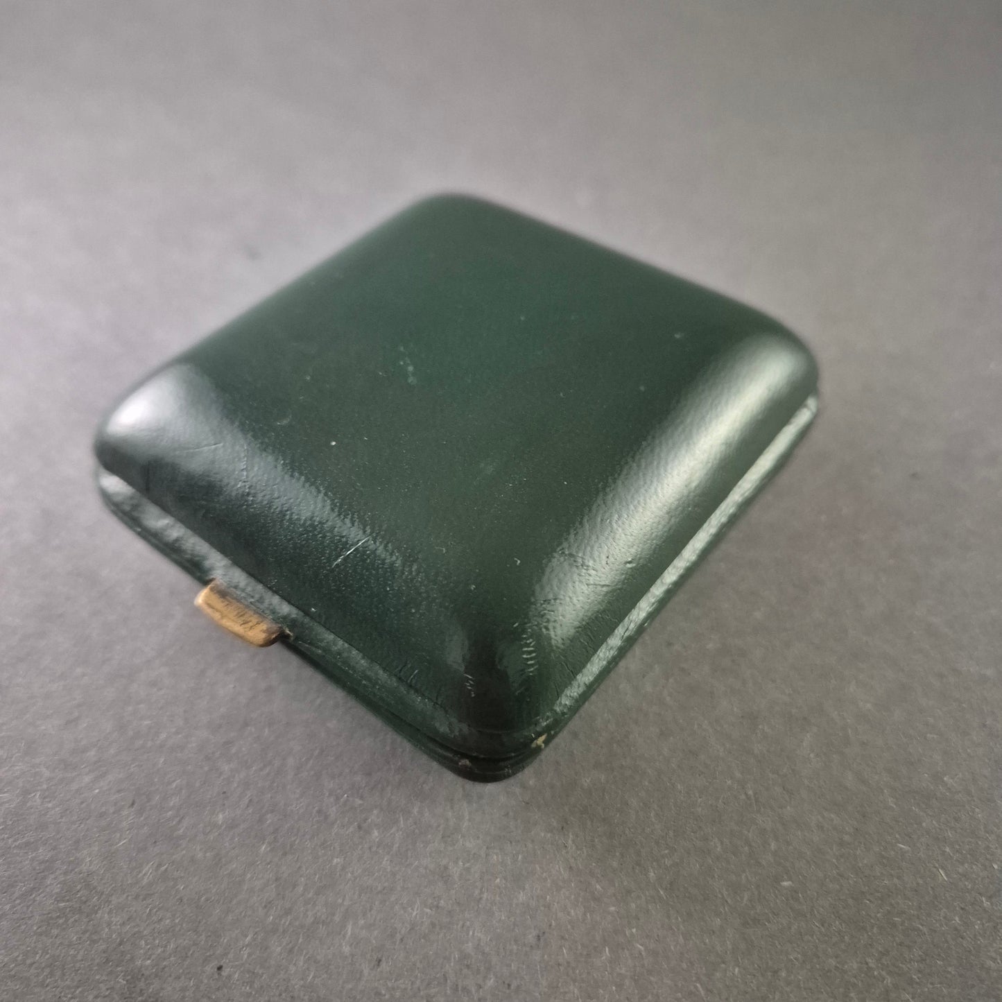 Junghans Silentic Reisewecker – Elegantes Vintage-Design mit Klappmechanismus