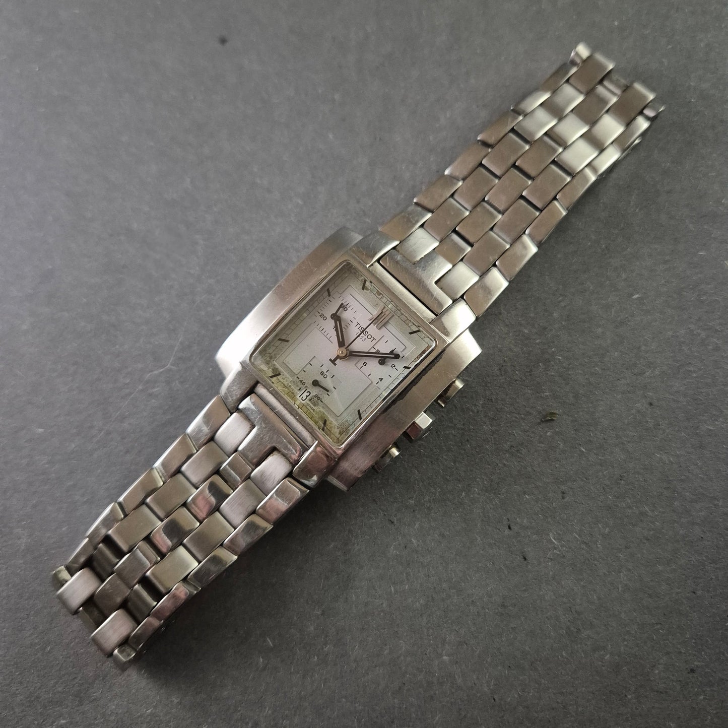 Tissot 1853 Chronograph – Elegante Herrenarmbanduhr mit eckigem Gehäuse