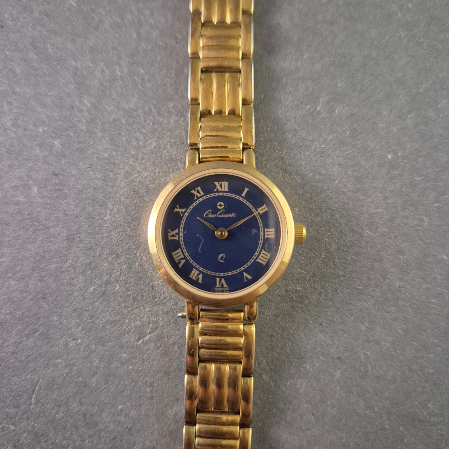 Elegante Damenarmbanduhr von Charle Coutier – Gold-Blaues Design