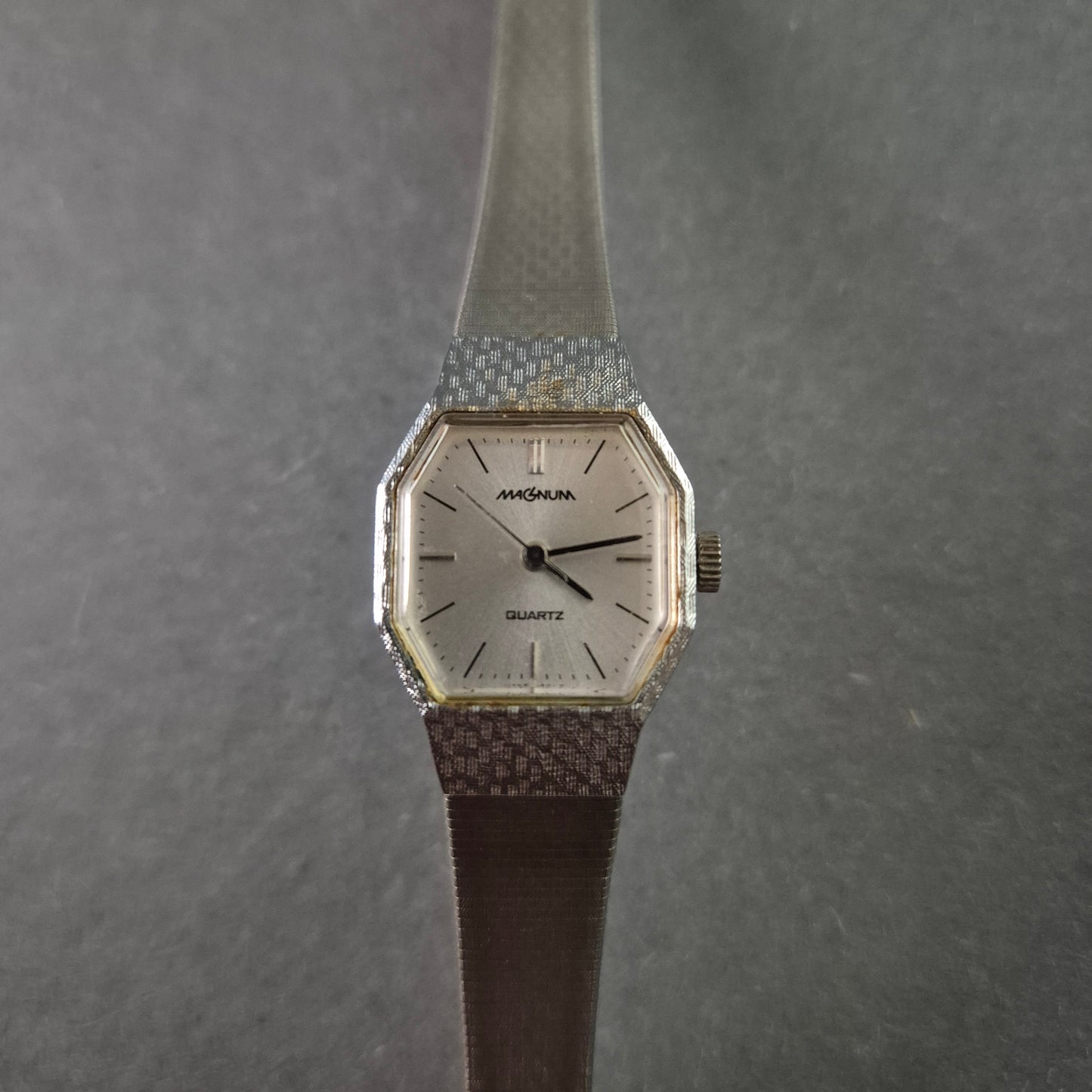 Vintage Magnum Damenarmbanduhr – Elegantes Design mit achteckigem Gehäuse