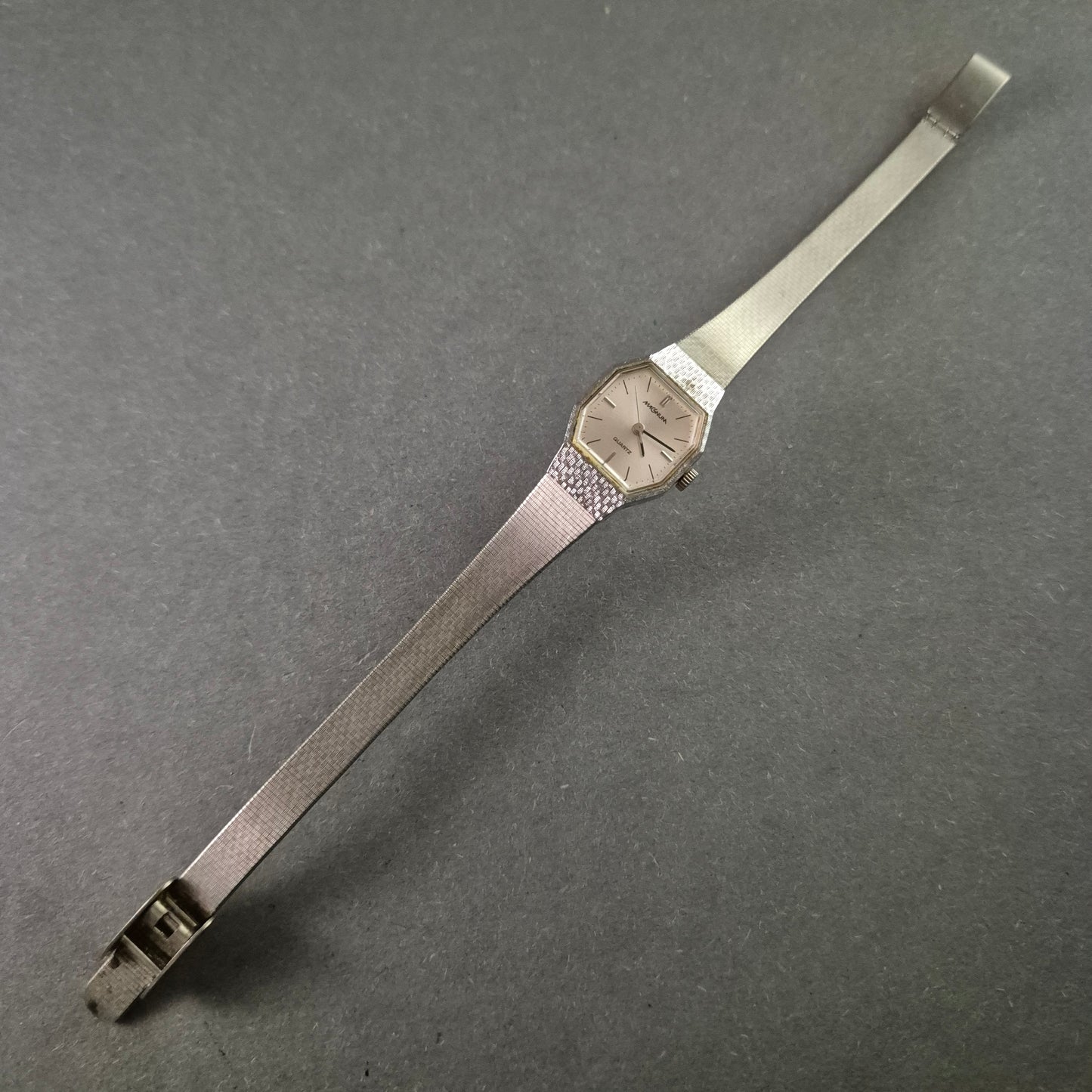 Vintage Magnum Damenarmbanduhr – Elegantes Design mit achteckigem Gehäuse