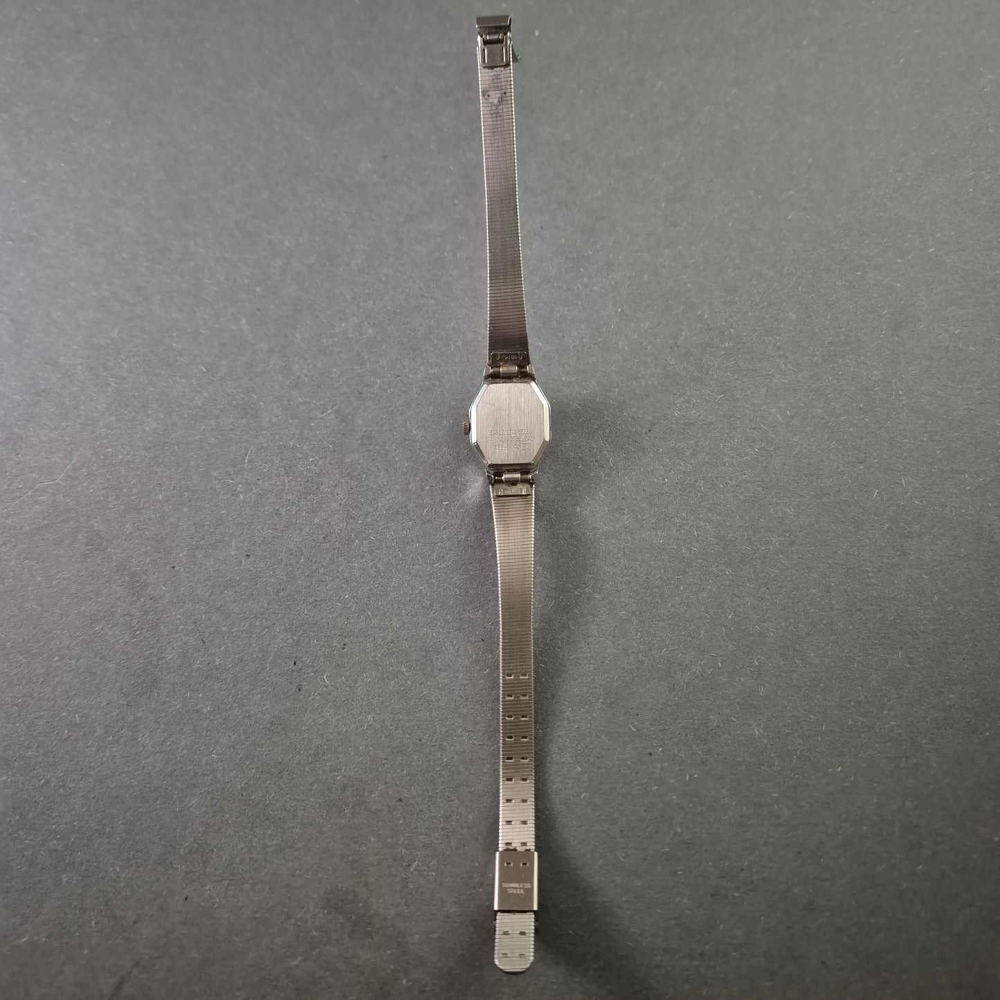 Vintage Magnum Damenarmbanduhr – Elegantes Design mit achteckigem Gehäuse