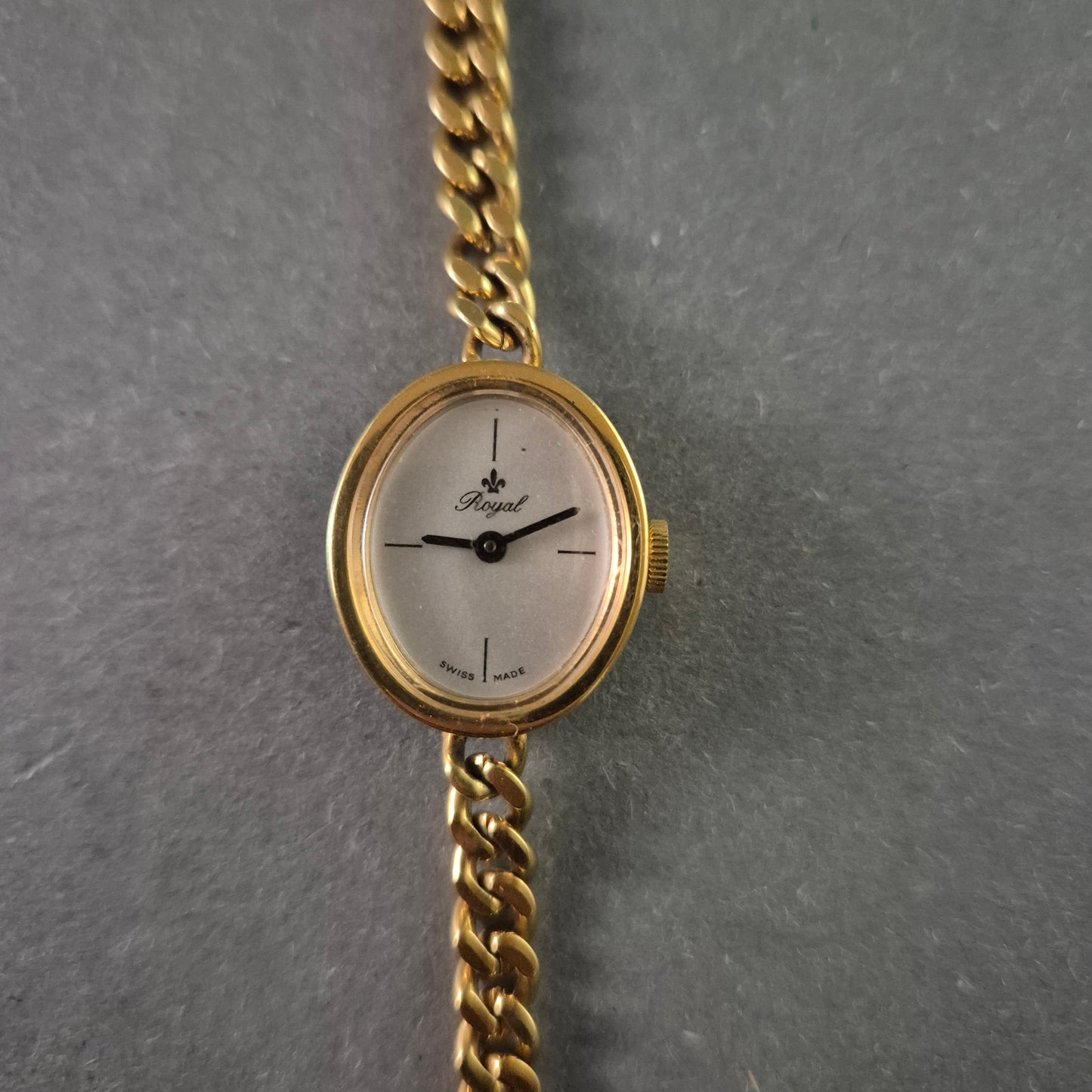 Royal Swiss Damenarmbanduhr – Elegantes Golddesign mit feinem Gliederarmband