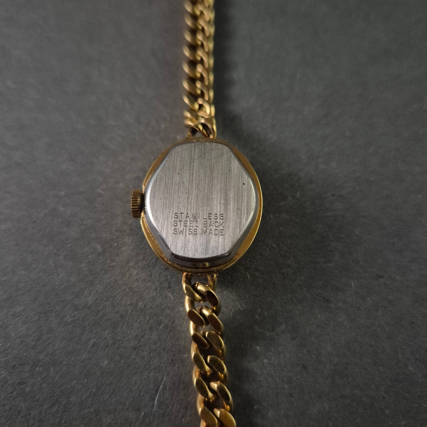 Royal Swiss Damenarmbanduhr – Elegantes Golddesign mit feinem Gliederarmband