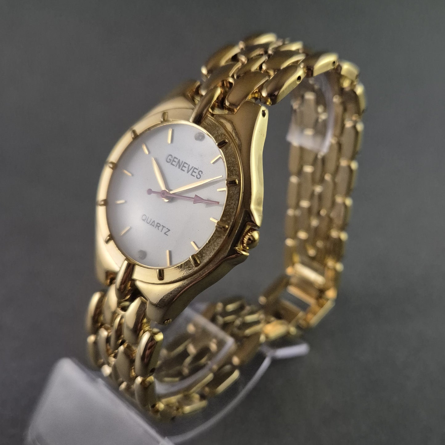 Luxuriöse Geneves Quarzuhr – Elegantes Golddesign für stilvolle Auftritte