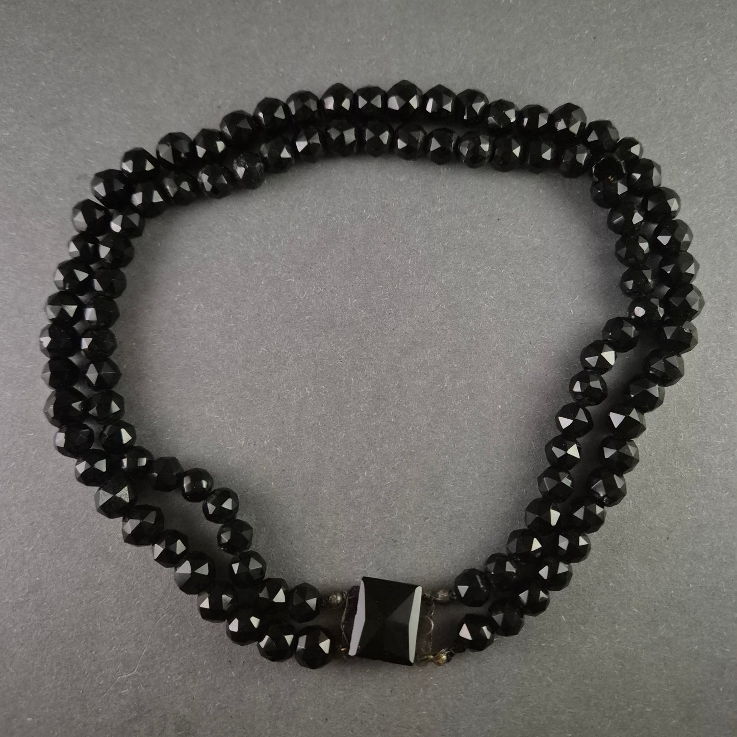 Antike schwarze Glasperlenkette – Eleganter Vintage-Schmuck