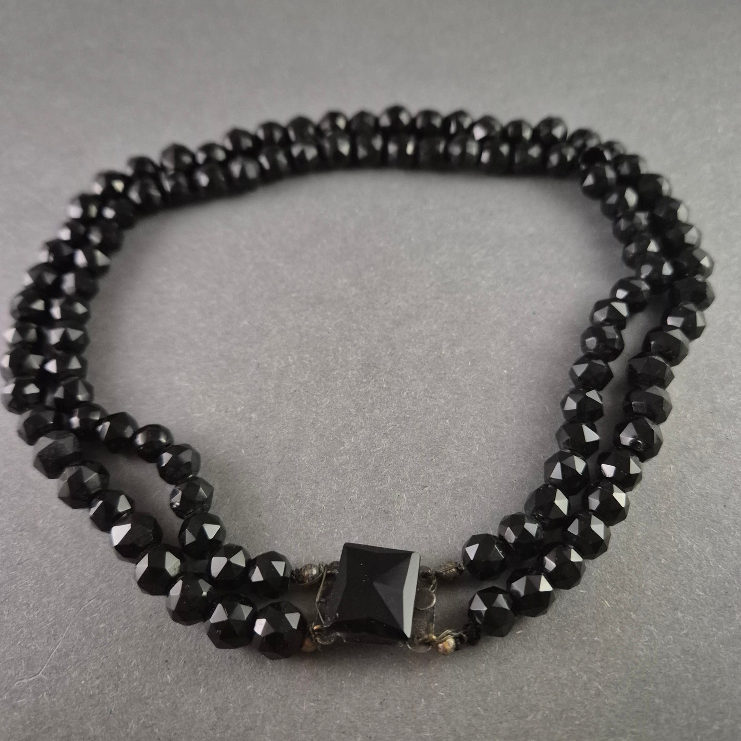 Antike schwarze Glasperlenkette – Eleganter Vintage-Schmuck