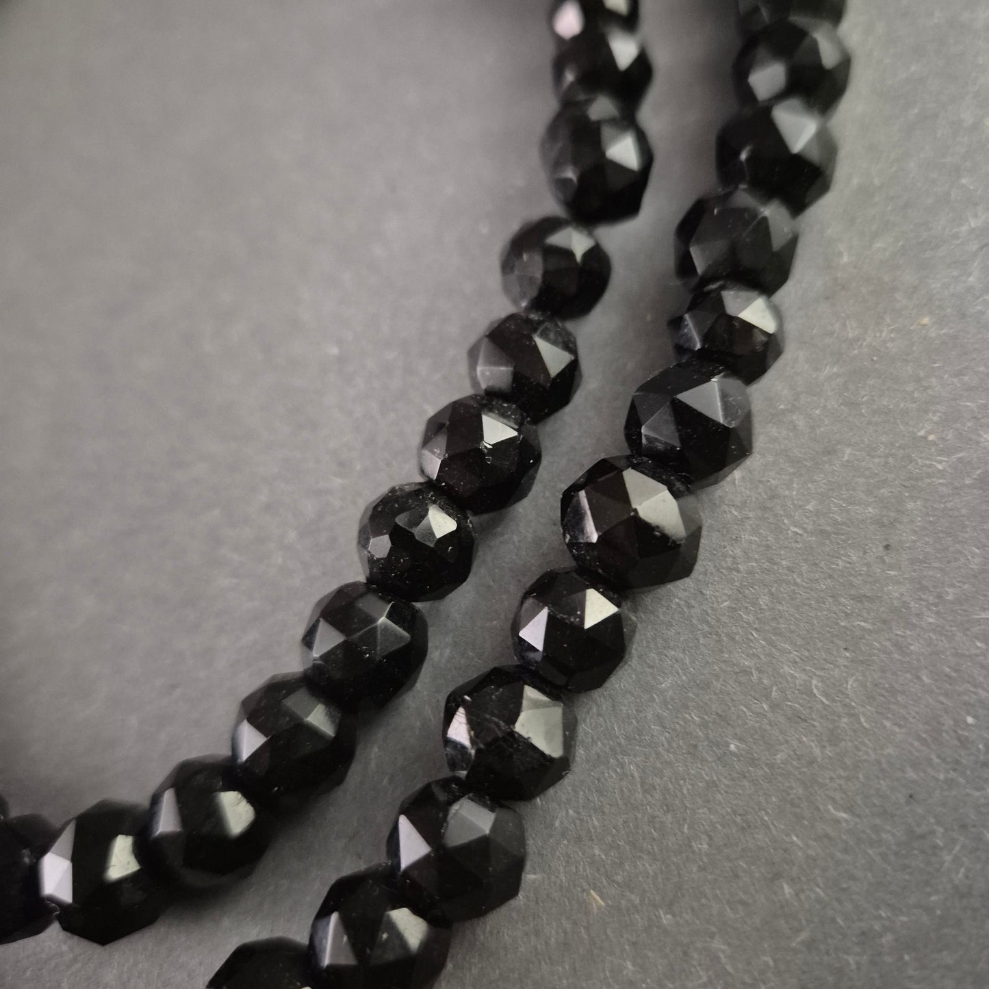 Antike schwarze Glasperlenkette – Eleganter Vintage-Schmuck