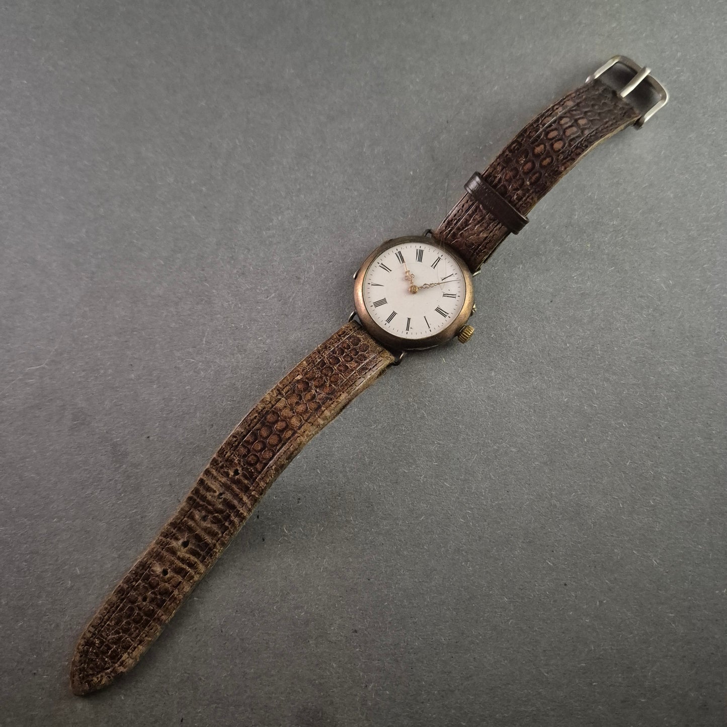 Antike Herrenarmbanduhr – Klassisches Design mit römischen Ziffern