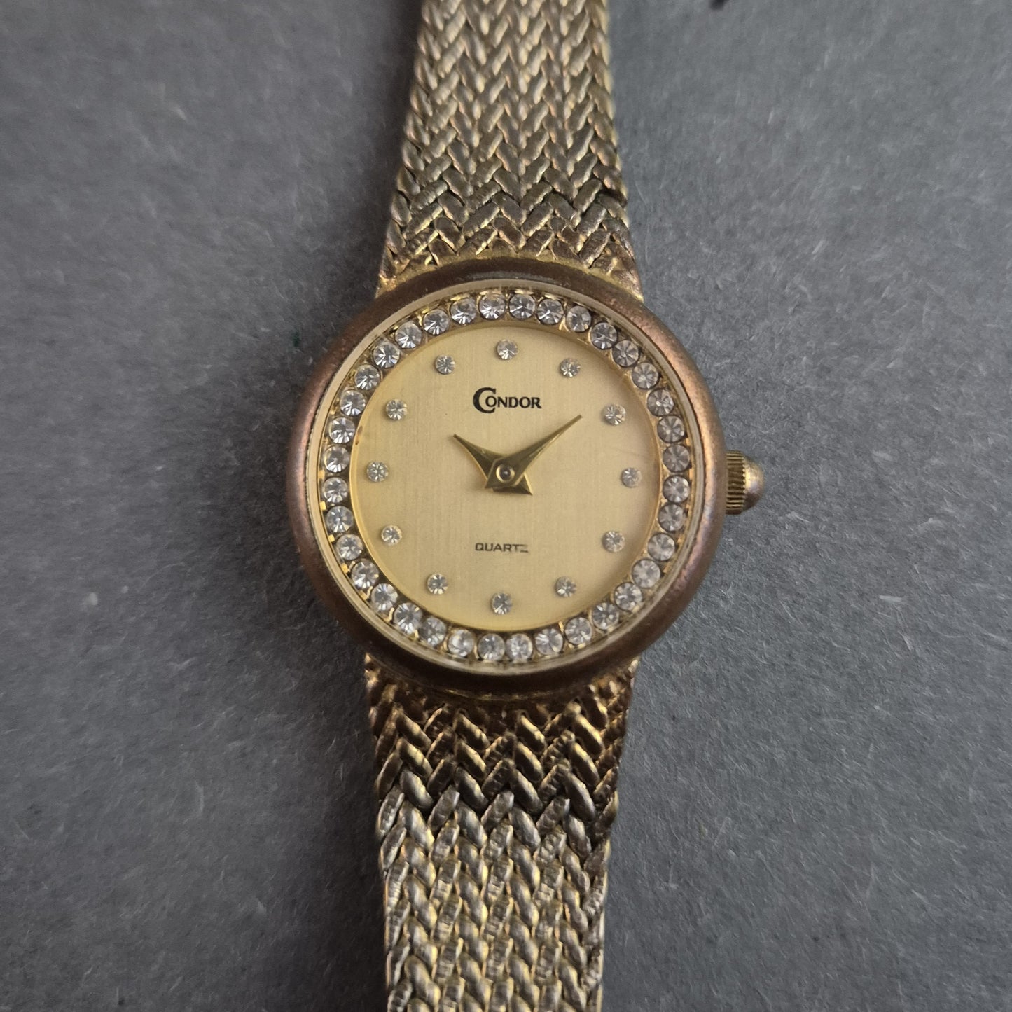 Condor Damenarmbanduhr – Eleganter Vintage-Stil mit Strassbesatz