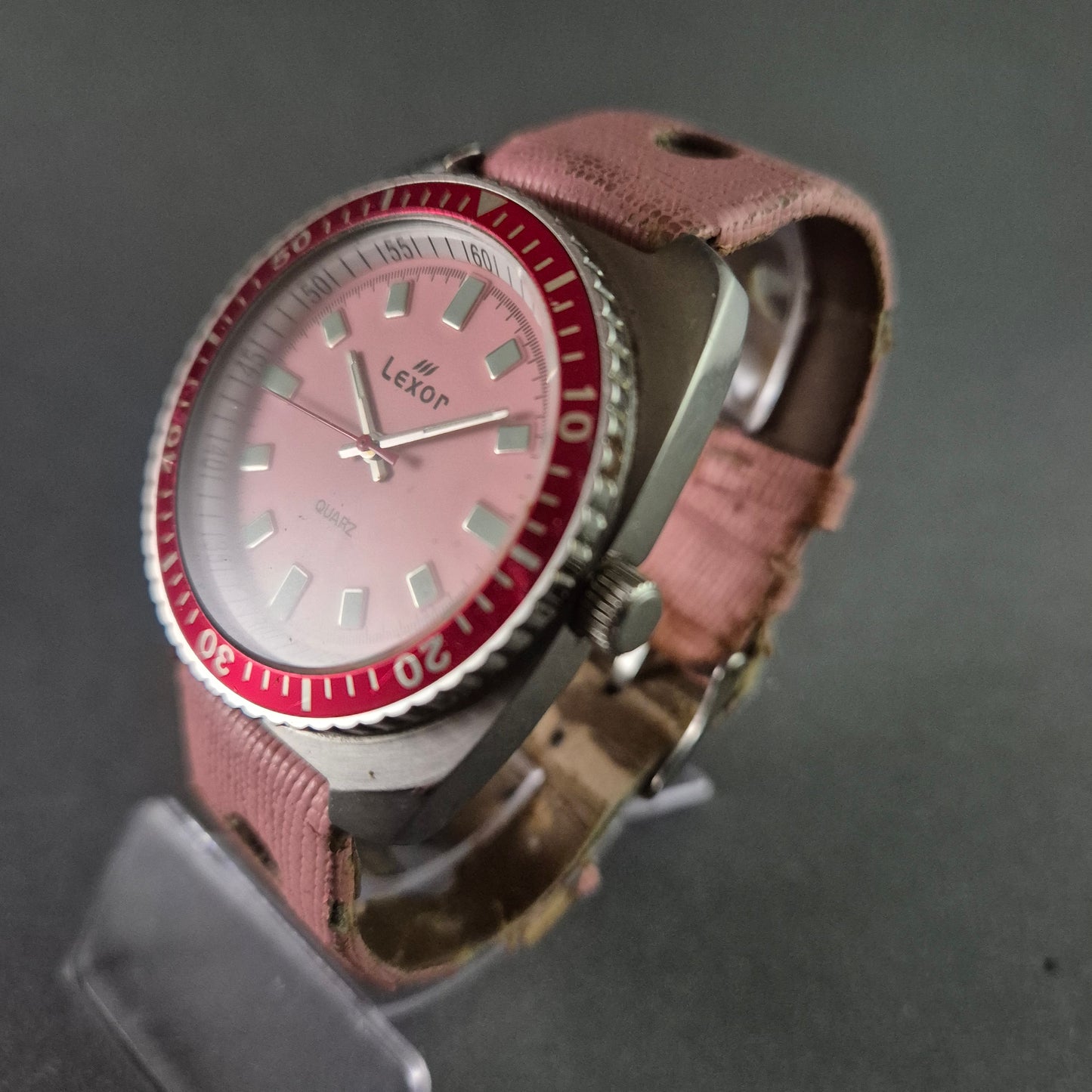 Sportliche Lexor Taucheruhr mit markantem Design – Pink & Rot