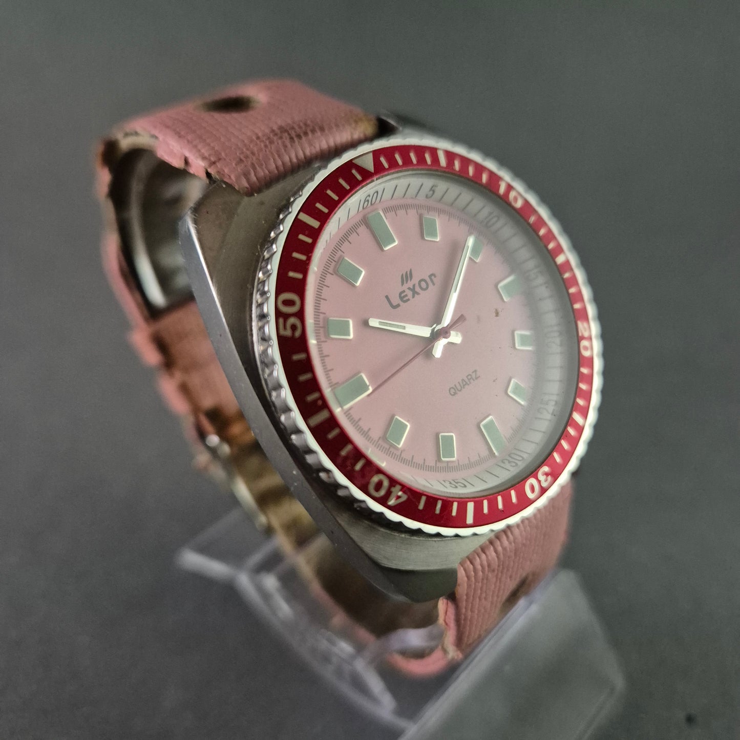 Sportliche Lexor Taucheruhr mit markantem Design – Pink & Rot