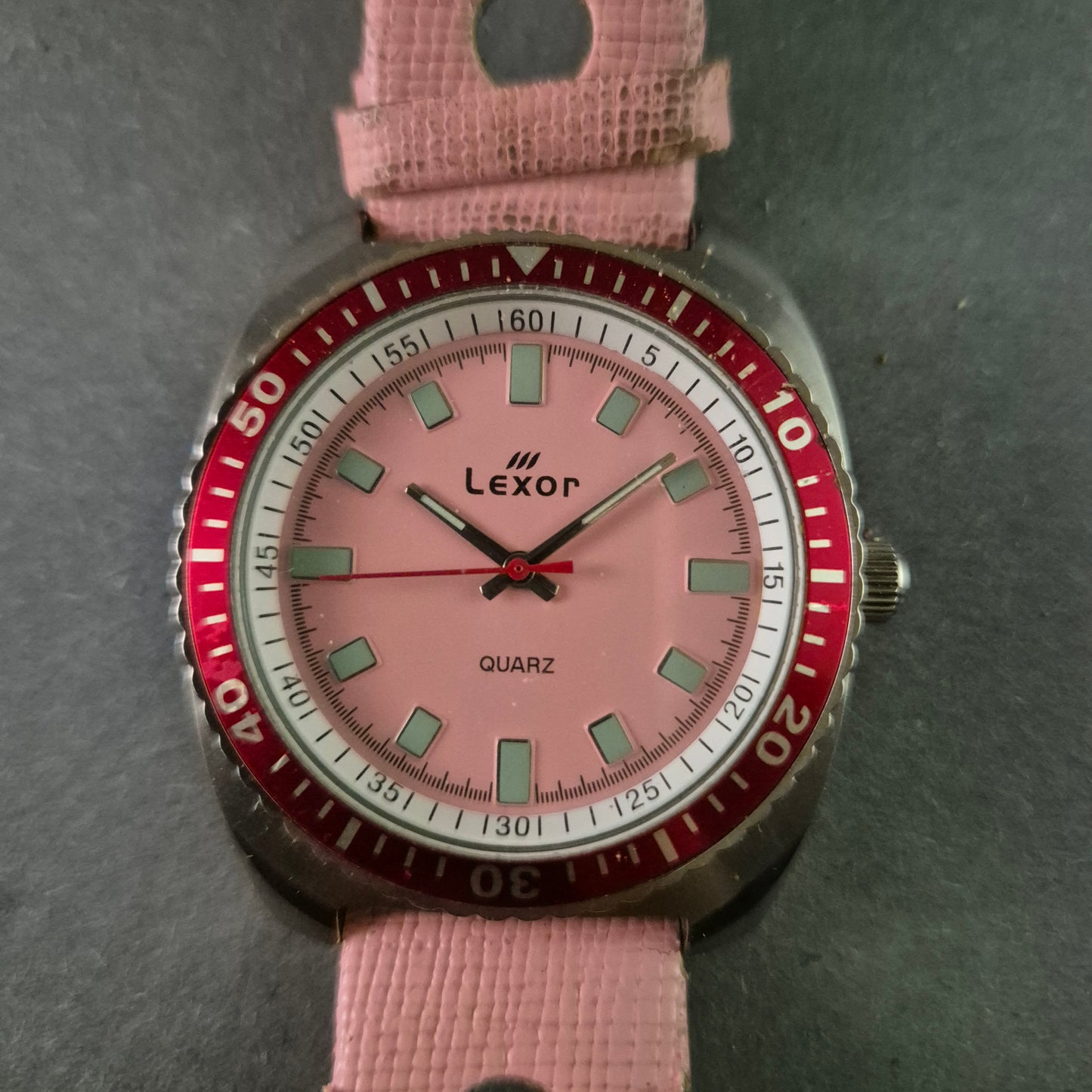 Sportliche Lexor Taucheruhr mit markantem Design – Pink & Rot