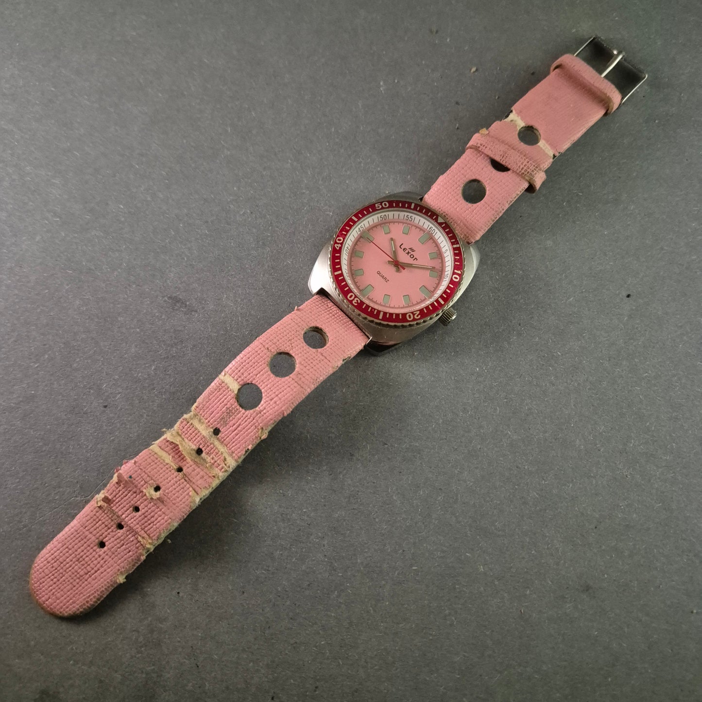 Sportliche Lexor Taucheruhr mit markantem Design – Pink & Rot