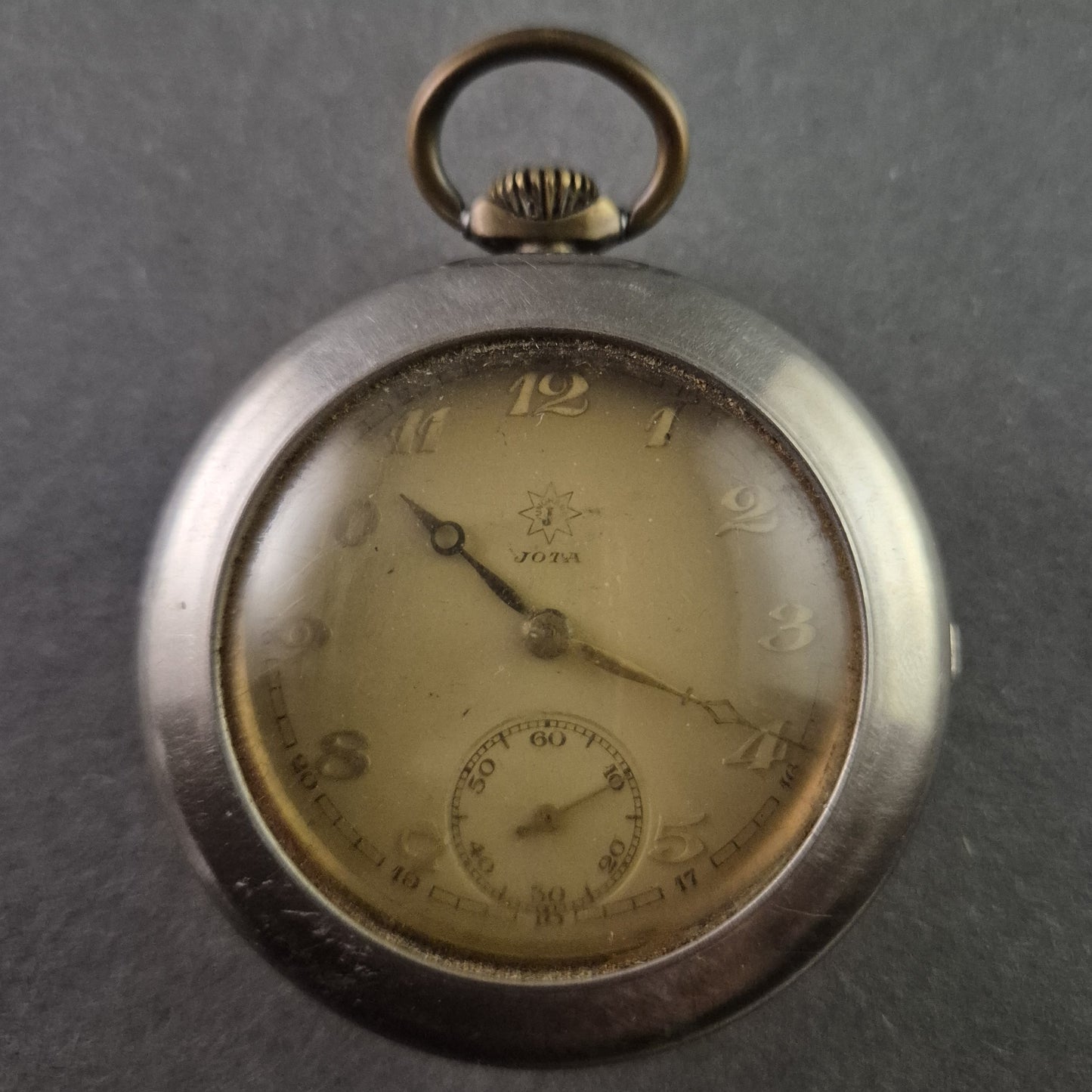 Klassische Joya Taschenuhr – Vintage-Stil mit Patina