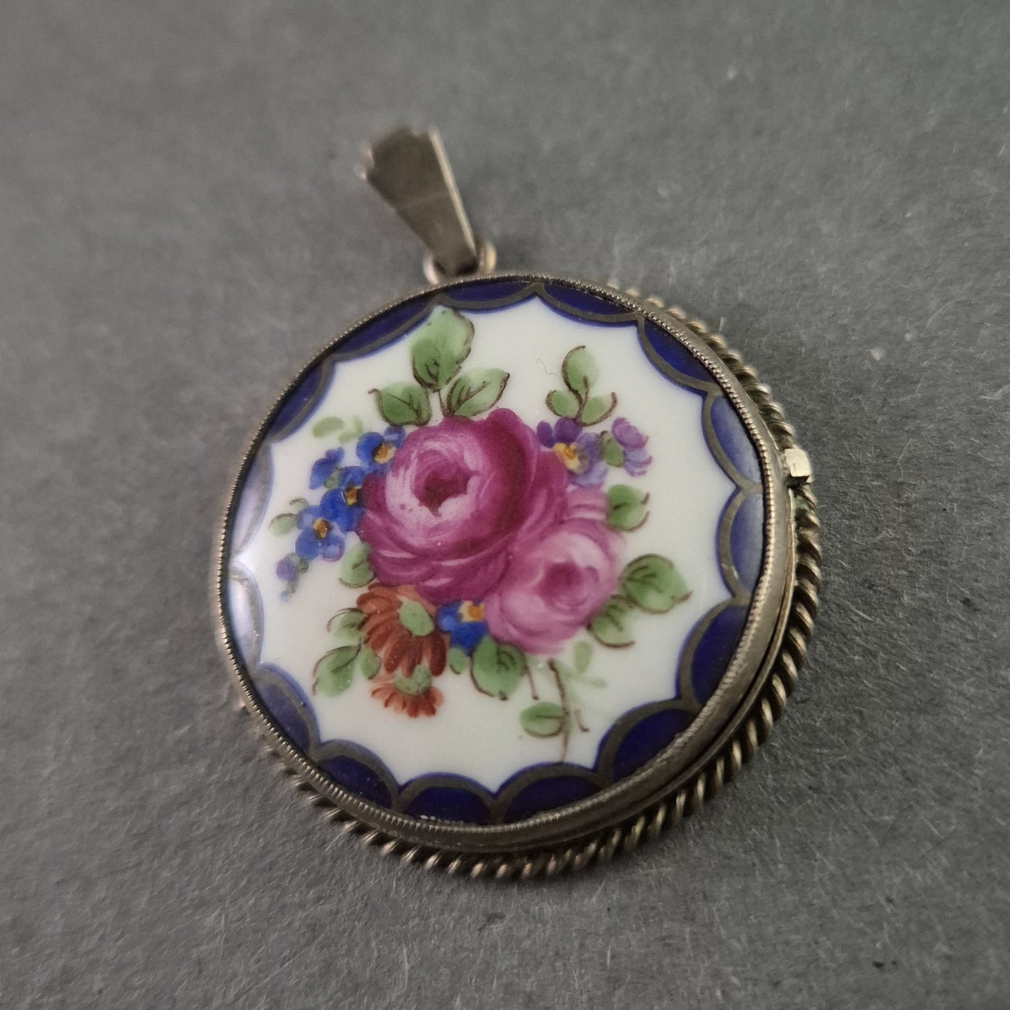 Antiker 800er Silber-Medaillon-Anhänger mit handbemalter Emaille