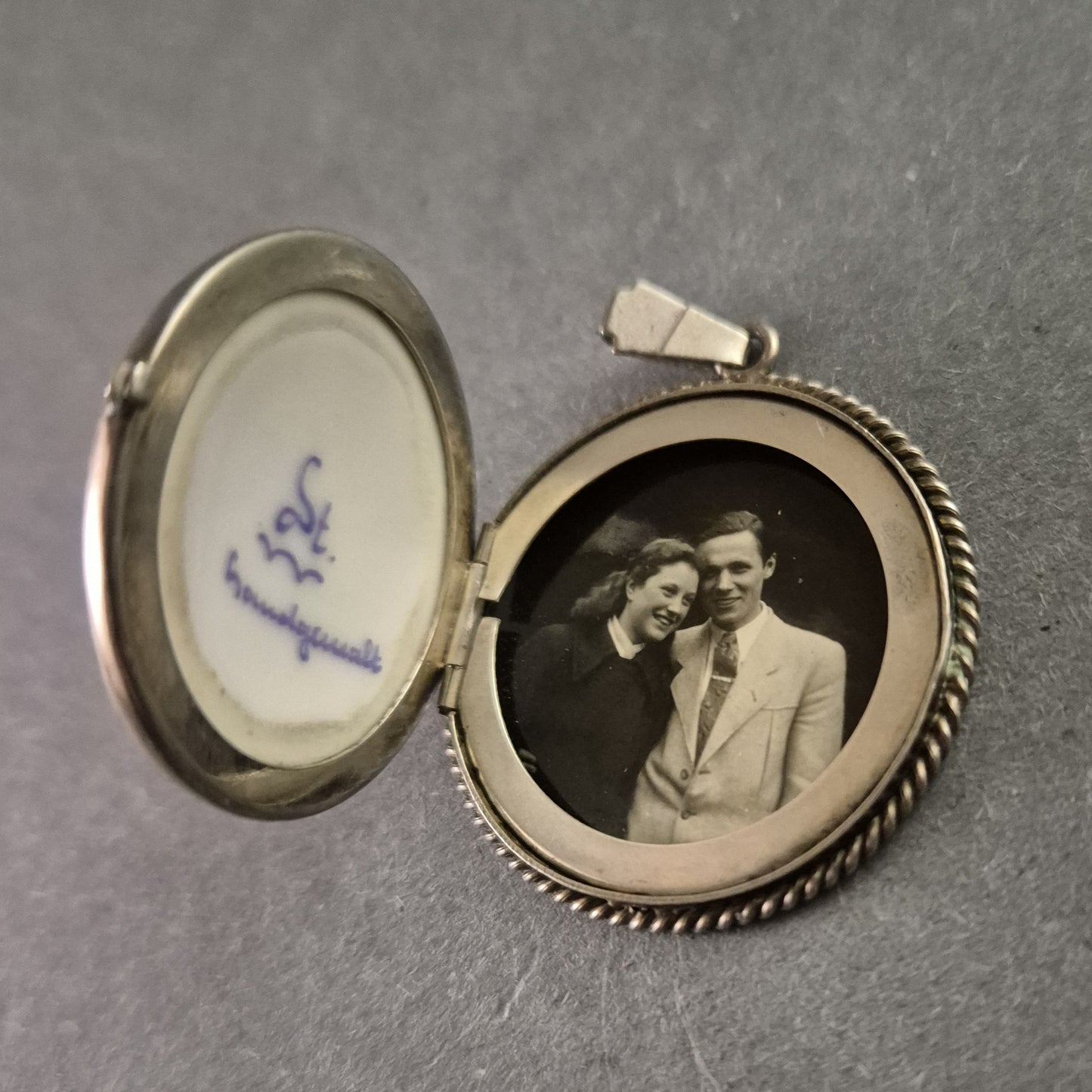 Antiker 800er Silber-Medaillon-Anhänger mit handbemalter Emaille