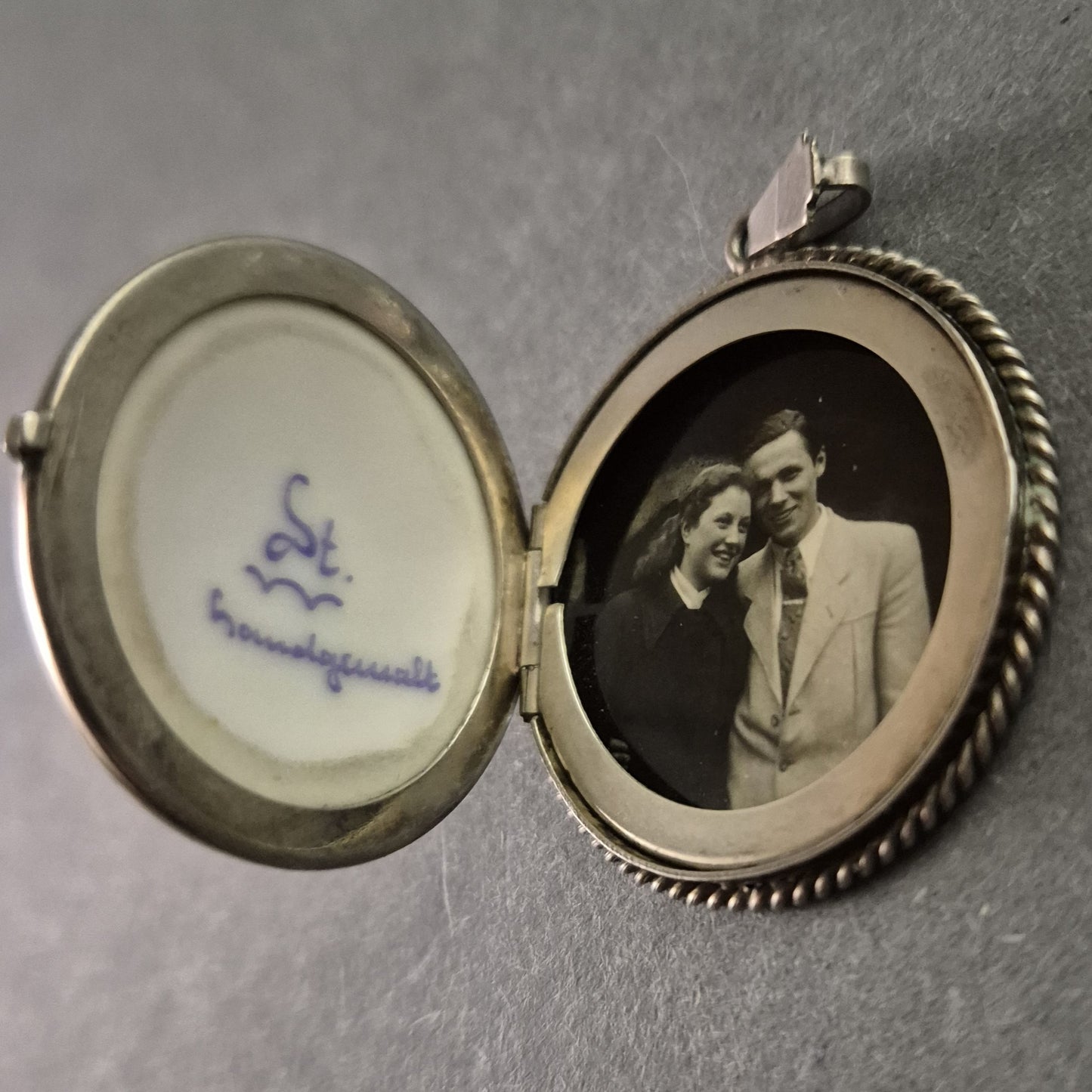 Antiker 800er Silber-Medaillon-Anhänger mit handbemalter Emaille