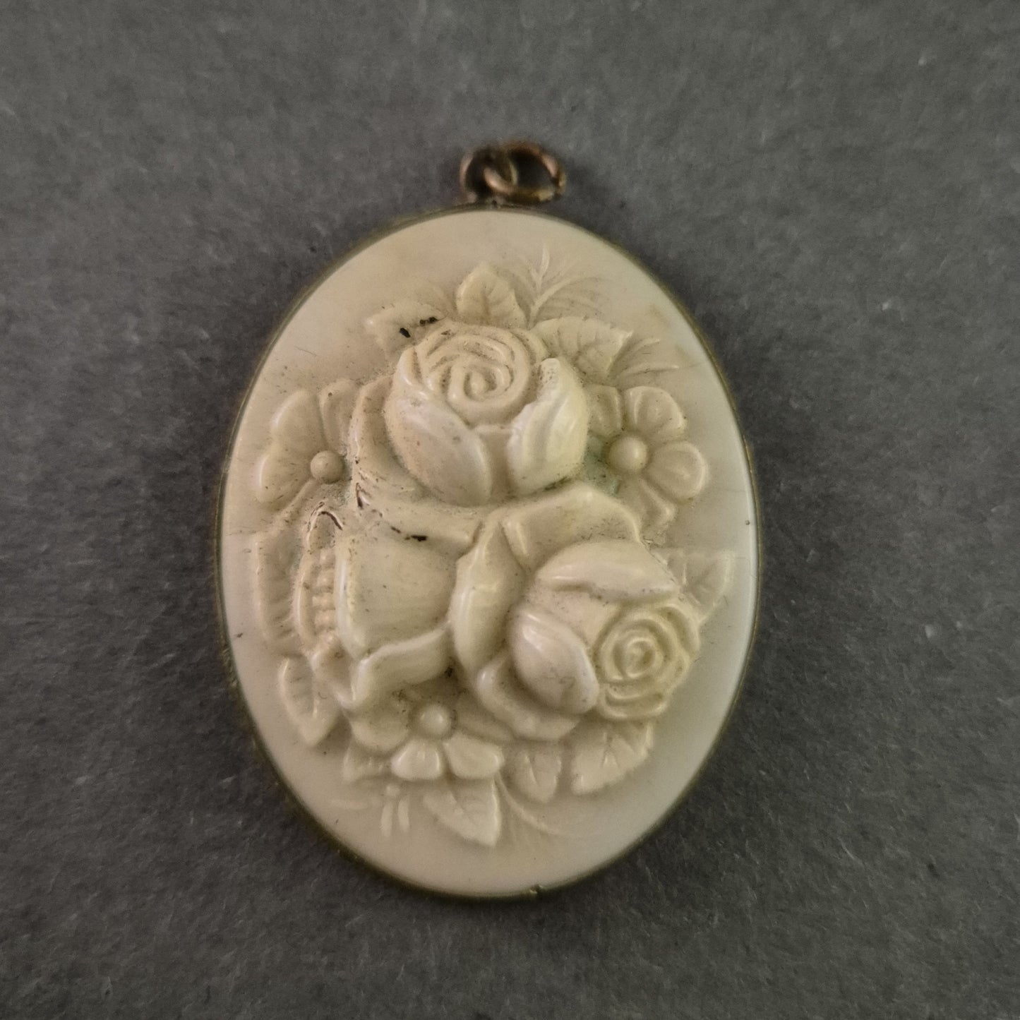 Vintage Medaillon mit floraler Verzierung – Eleganter Schmuckanhänger