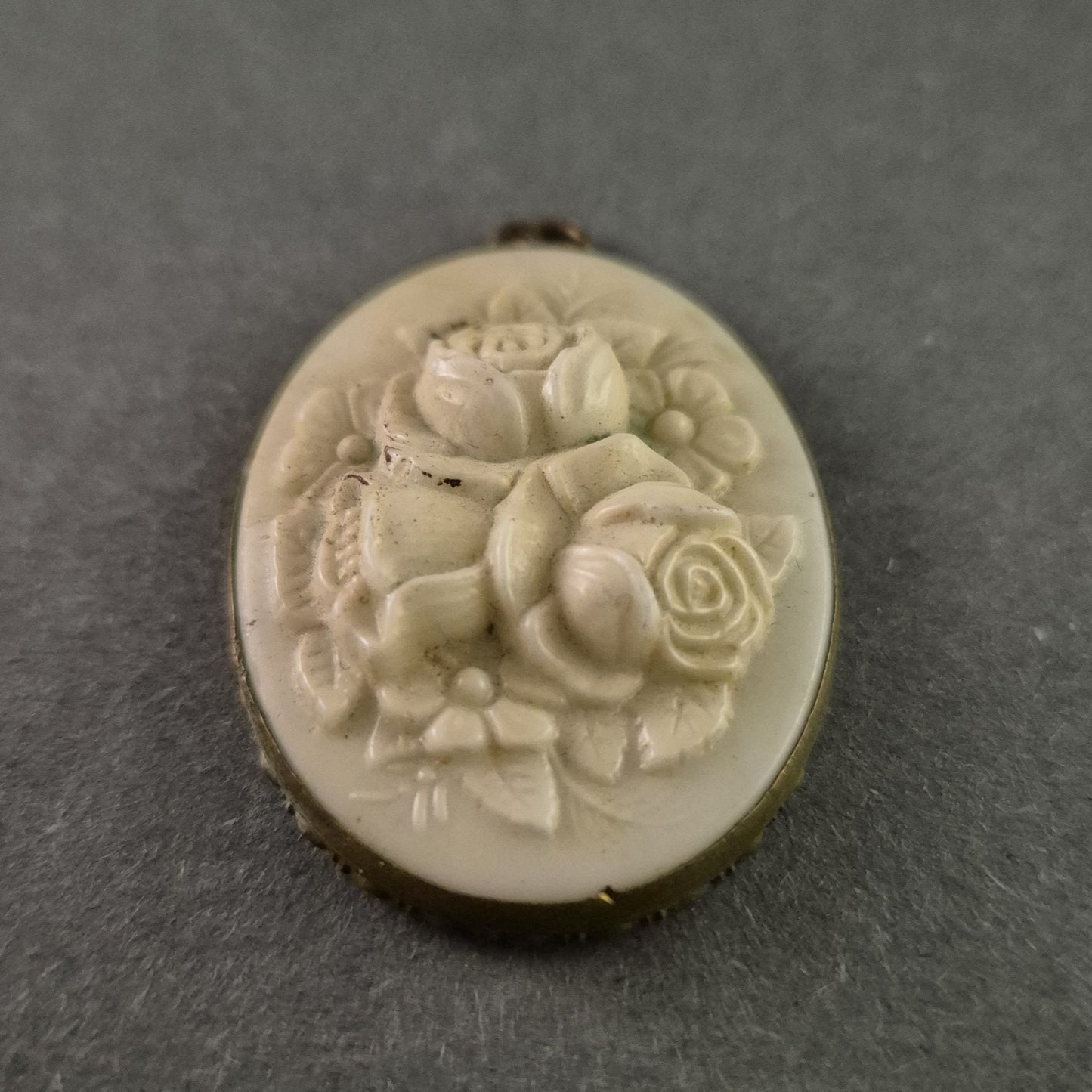 Vintage Medaillon mit floraler Verzierung – Eleganter Schmuckanhänger