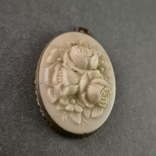 Vintage Medaillon mit floraler Verzierung – Eleganter Schmuckanhänger