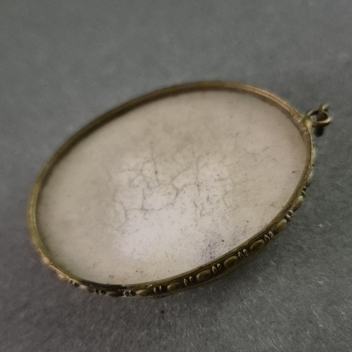 Vintage Medaillon mit floraler Verzierung – Eleganter Schmuckanhänger