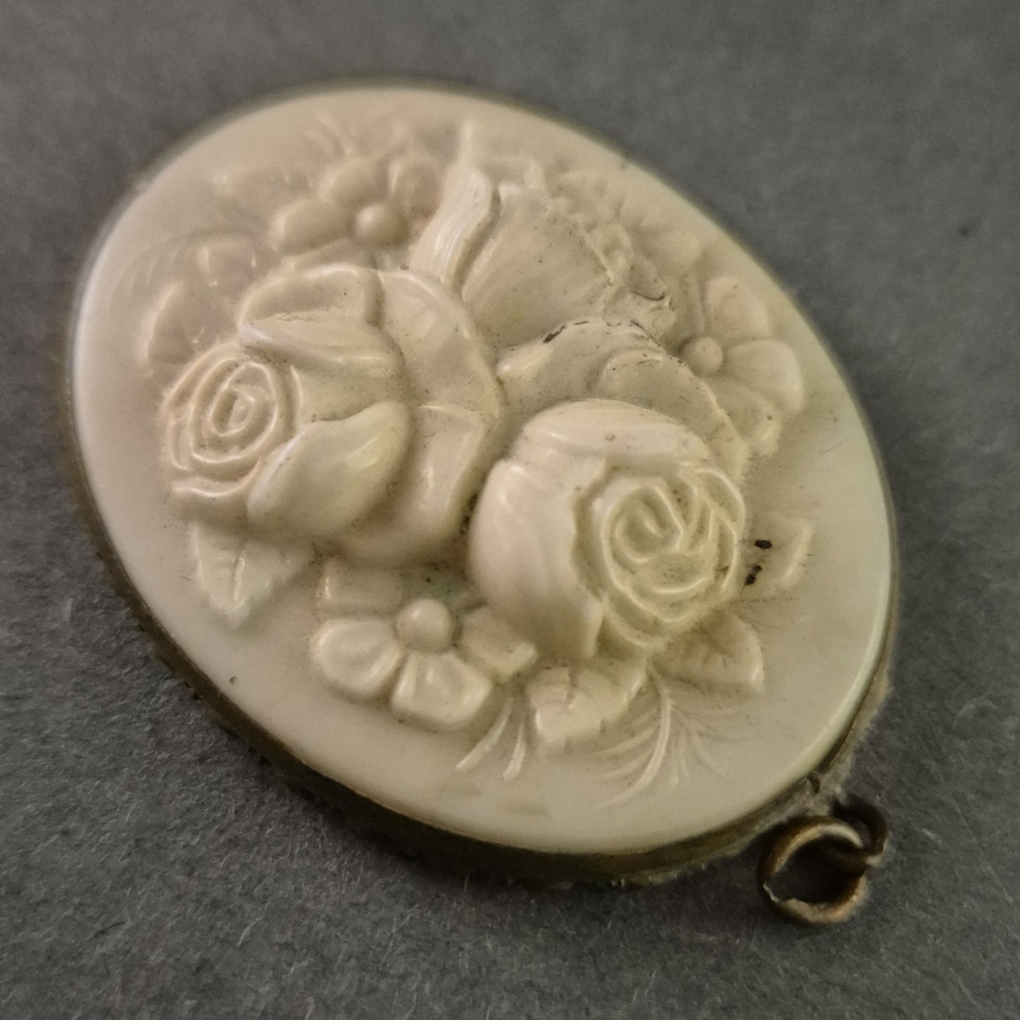 Vintage Medaillon mit floraler Verzierung – Eleganter Schmuckanhänger