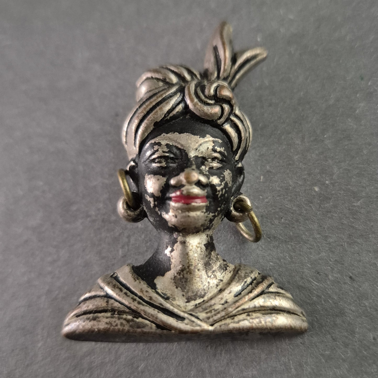 Antike Brosche „Exotische Büste“ – Handbemalte Metallarbeit