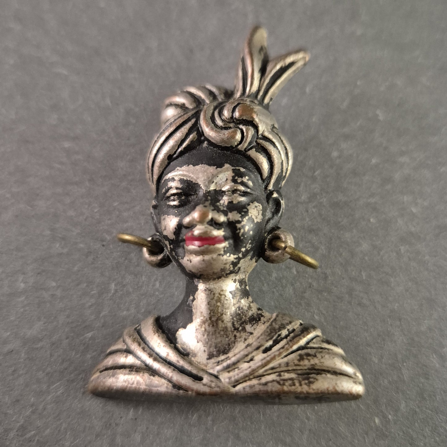 Antike Brosche „Exotische Büste“ – Handbemalte Metallarbeit