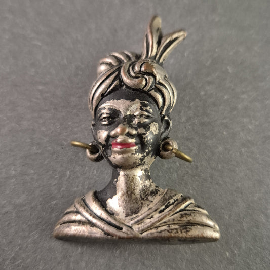 Antike Brosche „Exotische Büste“ – Handbemalte Metallarbeit