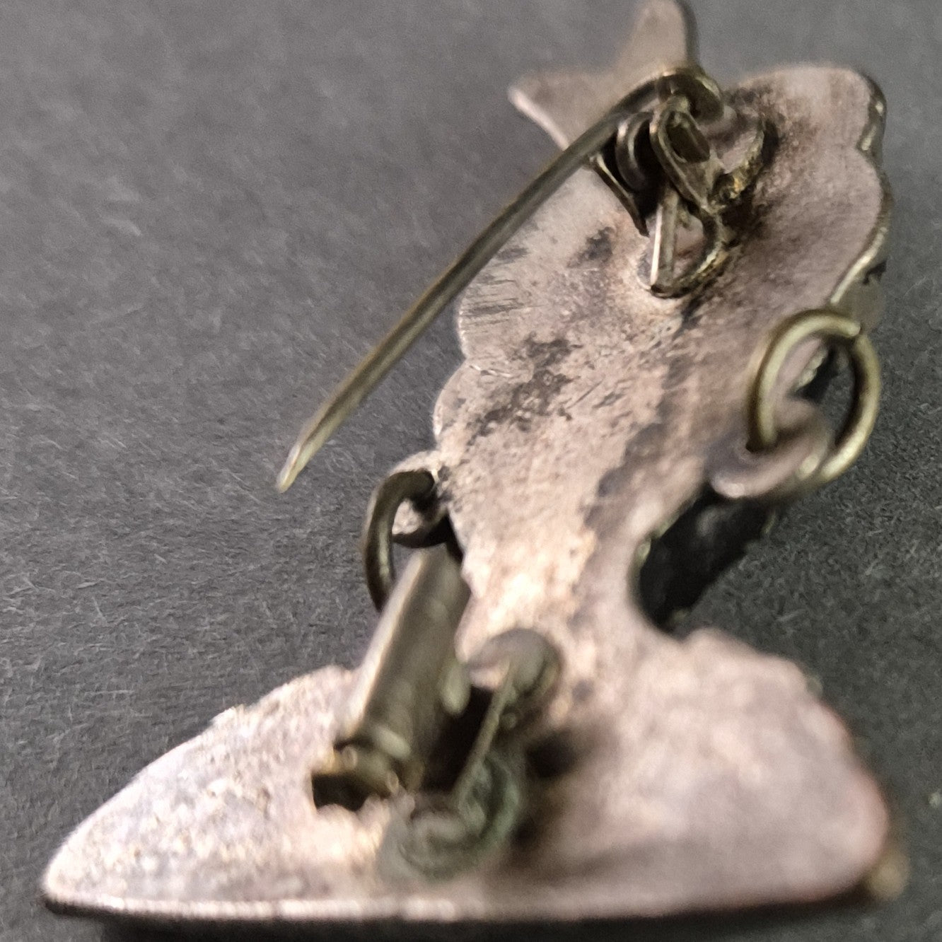 Antike Brosche „Exotische Büste“ – Handbemalte Metallarbeit