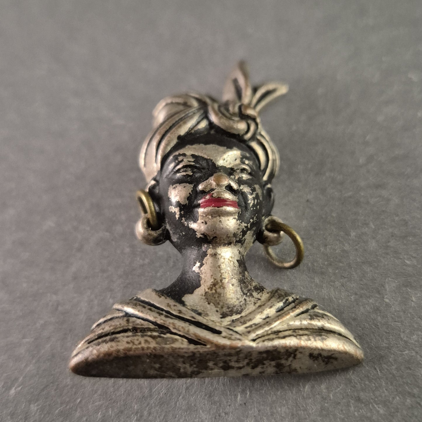 Antike Brosche „Exotische Büste“ – Handbemalte Metallarbeit