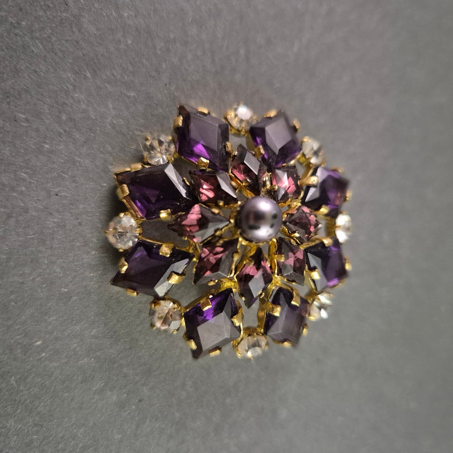 Antike Brosche mit Amethyst und Perle – Historischer Charme