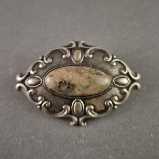 Antike Silberbrosche mit Naturstein – Elegantes Jugendstil-Design