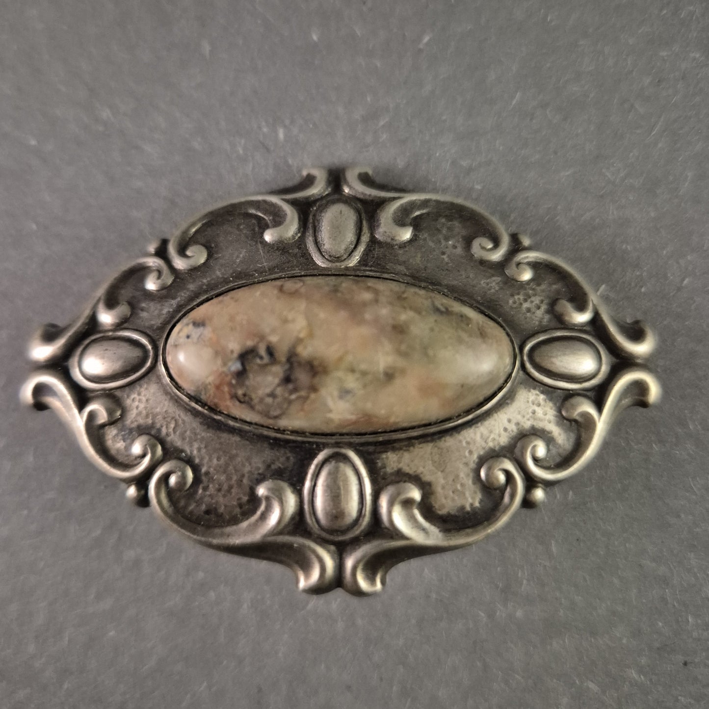 Antike Silberbrosche mit Naturstein – Elegantes Jugendstil-Design