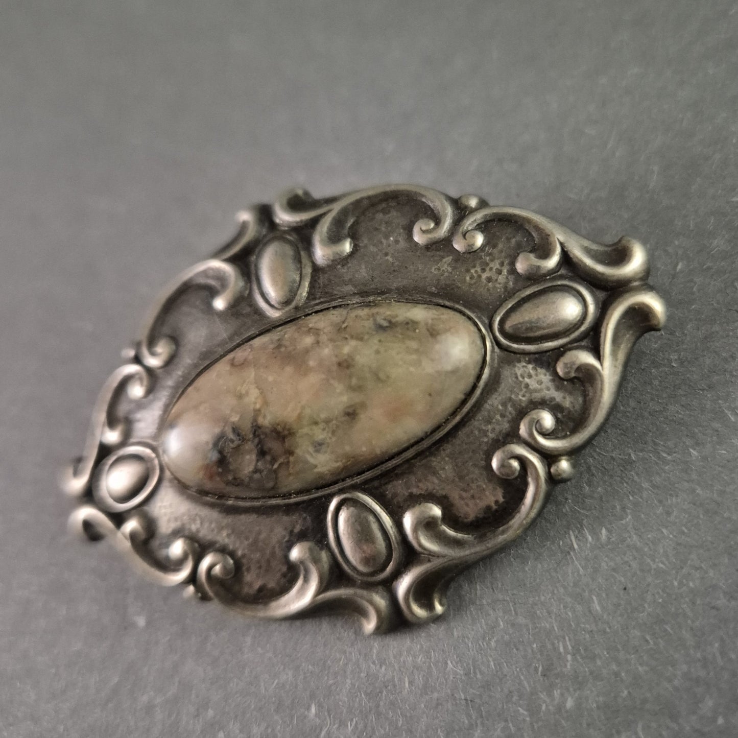 Antike Silberbrosche mit Naturstein – Elegantes Jugendstil-Design