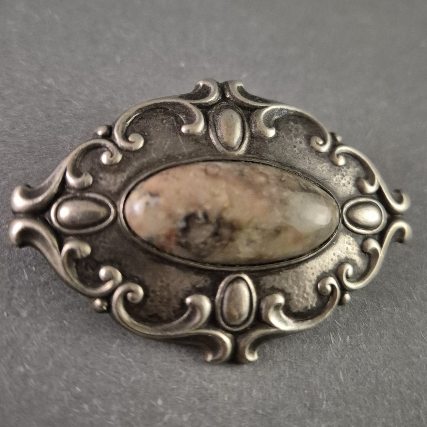 Antike Silberbrosche mit Naturstein – Elegantes Jugendstil-Design