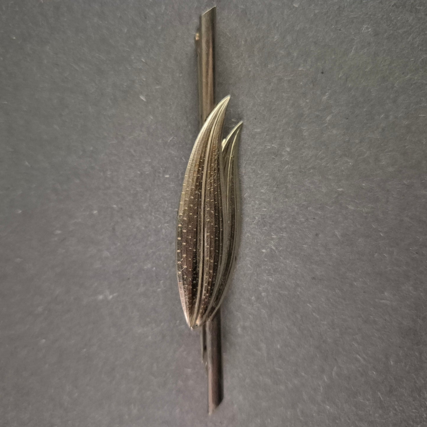 Elegante Silberne Brosche mit stilisiertem Blätter-Design – Zeitloser Schmuck