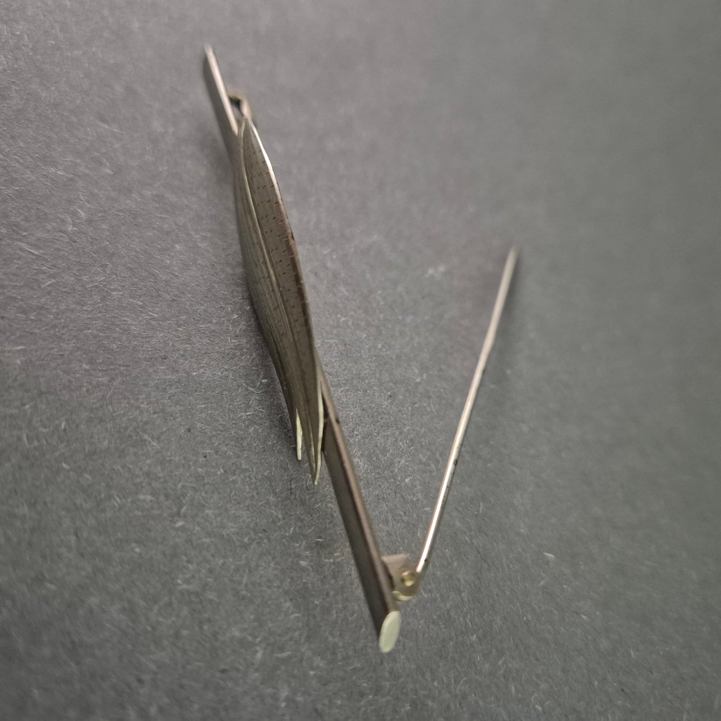 Elegante Silberne Brosche mit stilisiertem Blätter-Design – Zeitloser Schmuck