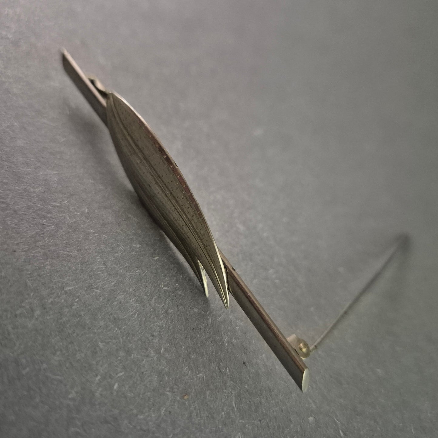 Elegante Silberne Brosche mit stilisiertem Blätter-Design – Zeitloser Schmuck