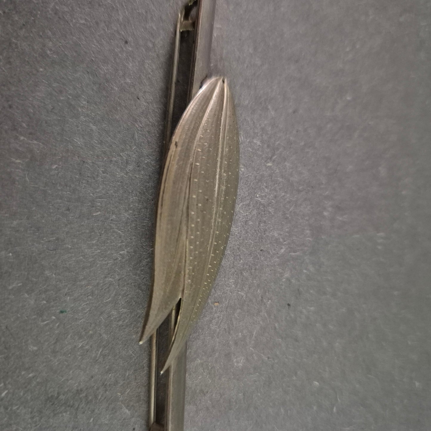 Elegante Silberne Brosche mit stilisiertem Blätter-Design – Zeitloser Schmuck