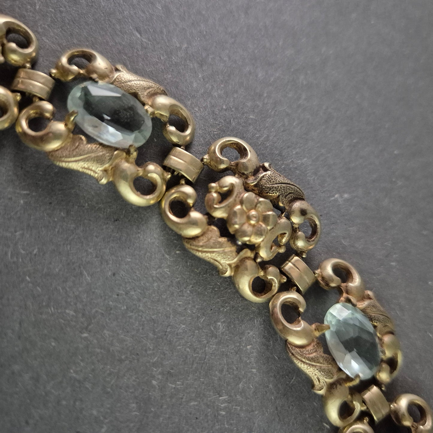 Antikes Goldarmband mit blauen Steinen – Elegantes Jugendstil-Design