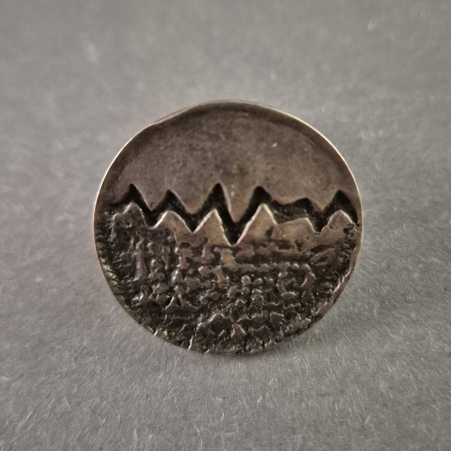 Handgefertigter 925er Silberring – Rustikales Bergmotiv