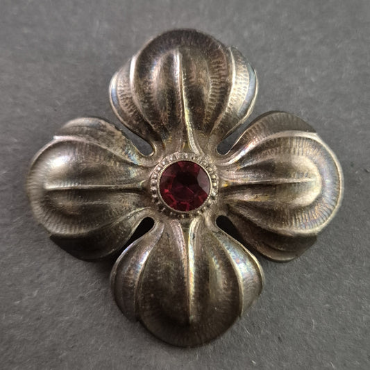 Antike Silberbrosche in Blumenform – mit rotem Schmuckstein